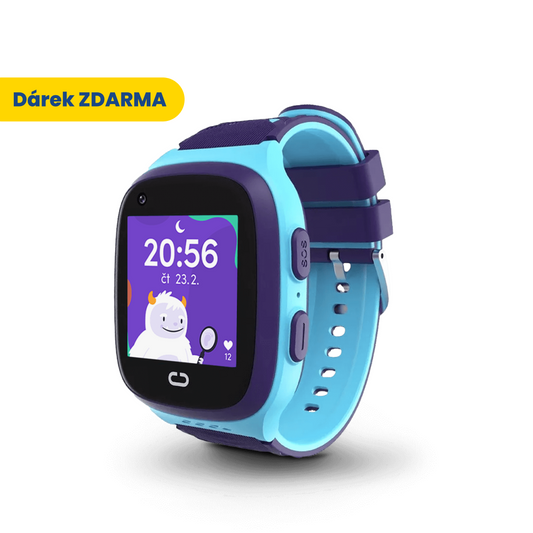 Modré dětské GPS hodinky KLOKI s digitálním displejem, který ukazuje čas a veselou ilustraci. Vedle hodinek je výrazný žlutý štítek s textem „Dárek ZDARMA“.