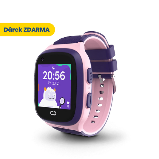 Růžové dětské GPS hodinky KLOKI s digitálním displejem, který ukazuje čas a veselou ilustraci. Vedle hodinek je výrazný žlutý štítek s textem „Dárek ZDARMA“.