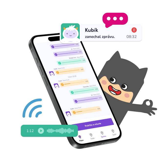 Mobilní telefon zobrazující aplikaci pro výměnu hlasových zpráv. Na obrazovce je seznam konverzací s barevnými zprávami. Nad telefonem je notifikace s ikonou uživatele jménem Kubík, který zanechal zprávu v 8:32. Vedle telefonu se nachází černý roztomilý maskot s úsměvem a zvuková vlna symbolizující přehrávání hlasové zprávy