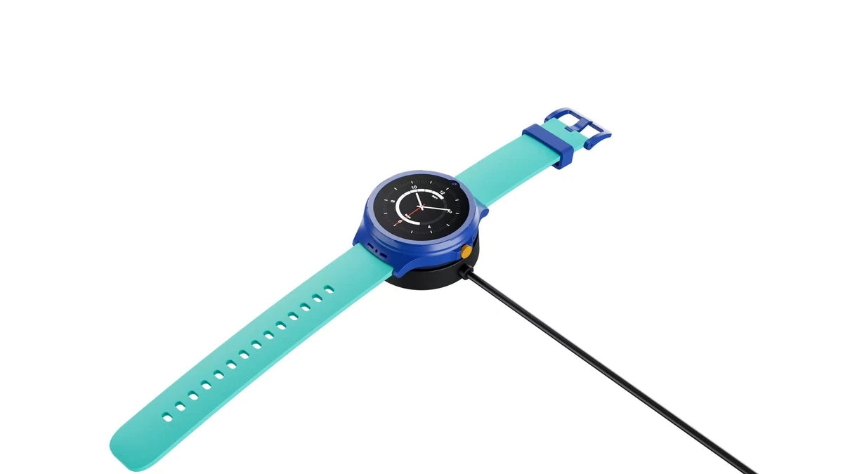 La montre KLOKI Moon posée sur sa station de charge magnétique avec câble USB-C